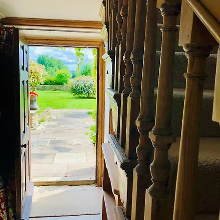 منزل ريفي The Manor